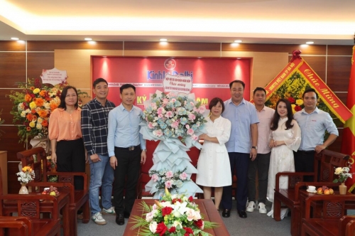 The leadership of the Hoan Kiem District Tourism Association visited and congratulated Kinh Te & Do Thi newspaper on the occasion of Vietnam Revolutionary Press Day.