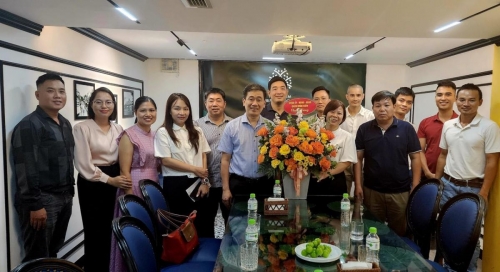 Vice Chairman of the District, Mr. Nguyen Quoc Hoan and representatives of the District Cultural Office came to present flowers and congratulate the Hoan Kiem District Tourism Association on July 9. Vietnam Tourism Establishment Day