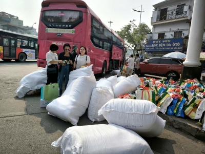 The delegation of the Hoan Kiem Tourism Association officially set out to enter the flood zone with a volunteer program for people in difficult circumstances to challenge storm YAGI.